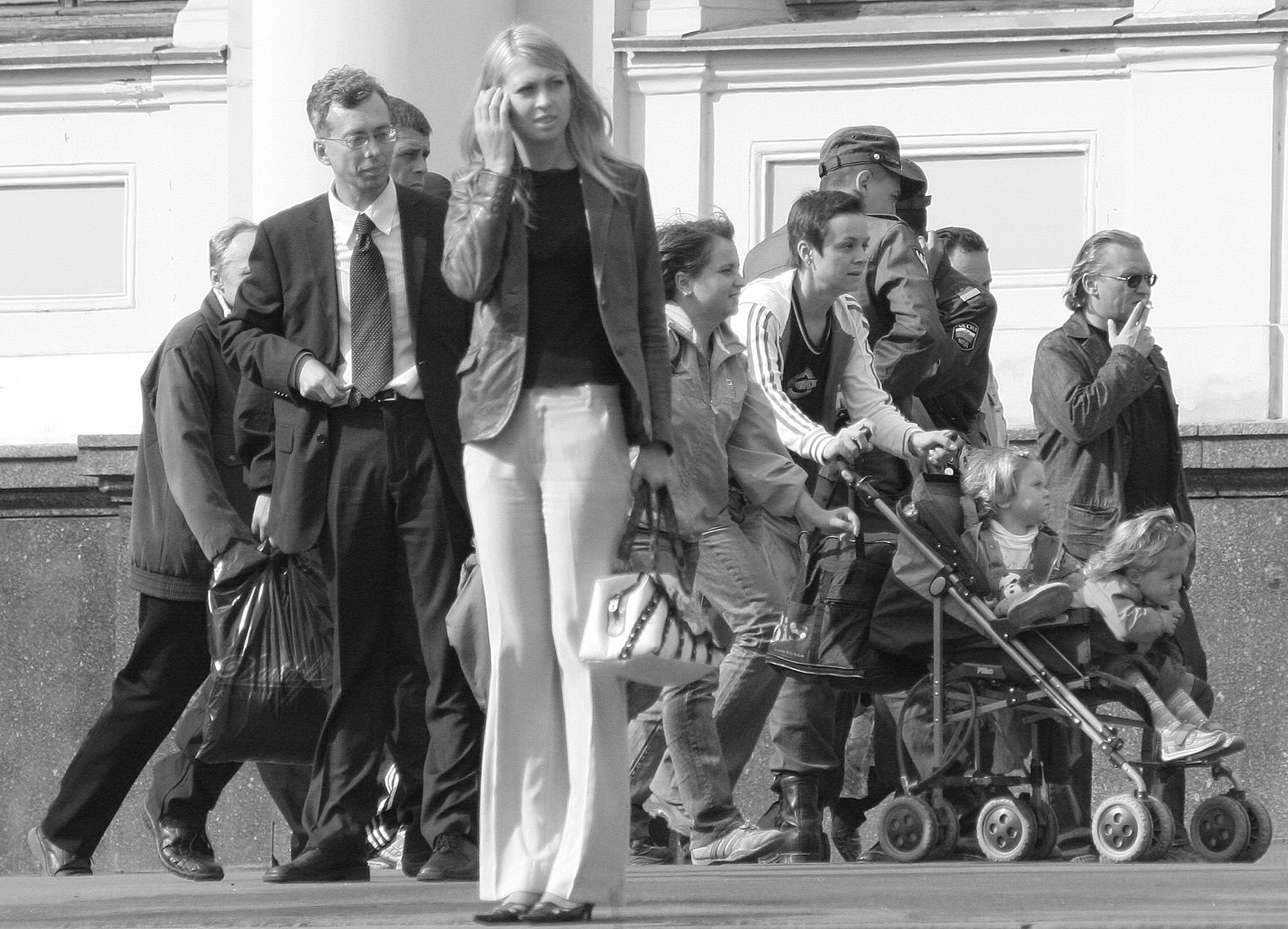 Люди на улицах Москвы.